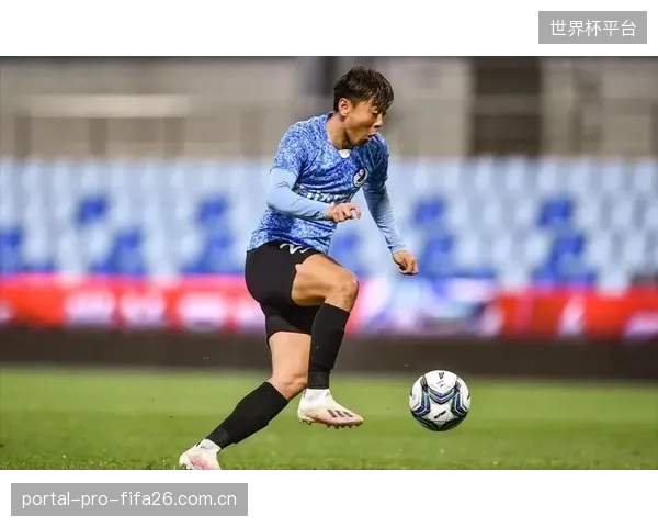 伊东纯也作为战术奇兵，其下半场替补登场的边路冲击力是撕开对手防线利器。